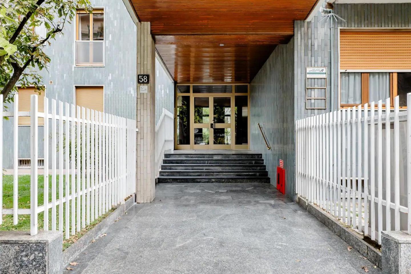 Giro 58, 2 Bedroom Apartament, Close To San Siro, Fiera And 10 Min Metro To Duomo, Milan